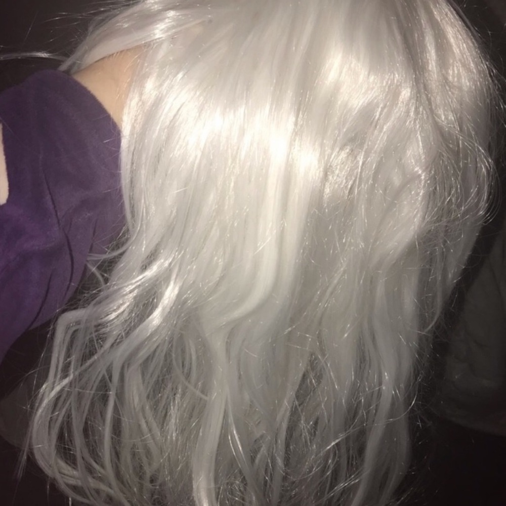 Short Platinum blonde wig